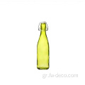 πολύχρωμα μπουκάλι αποθήκευσης νερό ή γυαλιά μπουκαλιών χυμού